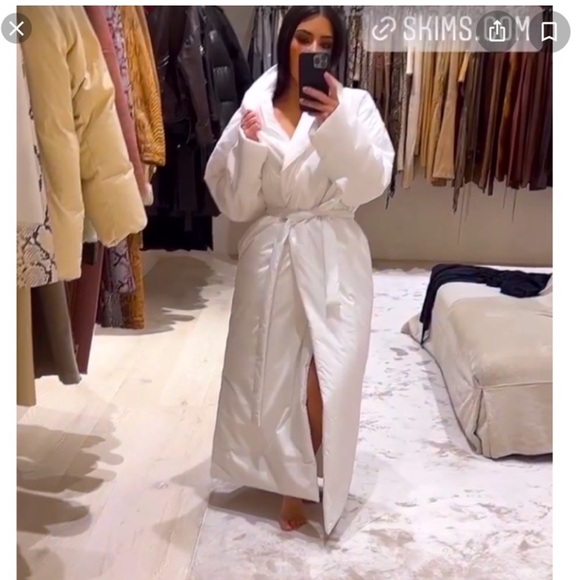 SKIMS White Robe - Picture 2 of 8